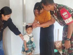 Babinsa Bantu Ukur Tinggi Badan Balita di Posyandu, Wujudkan Kedekatan Dengan Anak