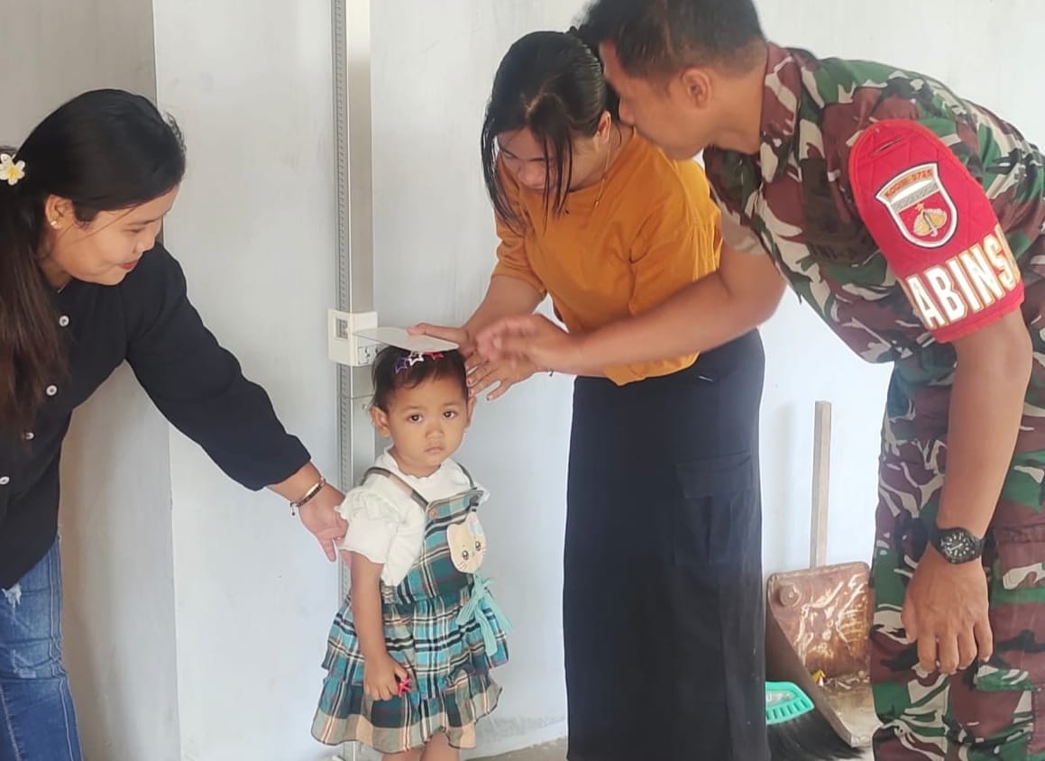 Babinsa Bantu Ukur Tinggi Badan Balita di Posyandu, Wujudkan Kedekatan Dengan Anak