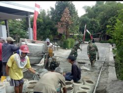Babinsa Turut Membangun Infrastruktur, Gotong Royong Cor Jalan Kampung