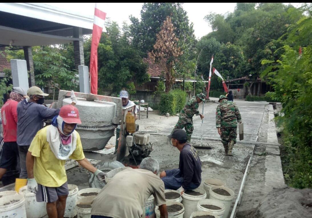 Babinsa Turut Membangun Infrastruktur, Gotong Royong Cor Jalan Kampung
