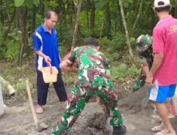 Babinsa Bangun Talud, Cegah Air ke Jalan