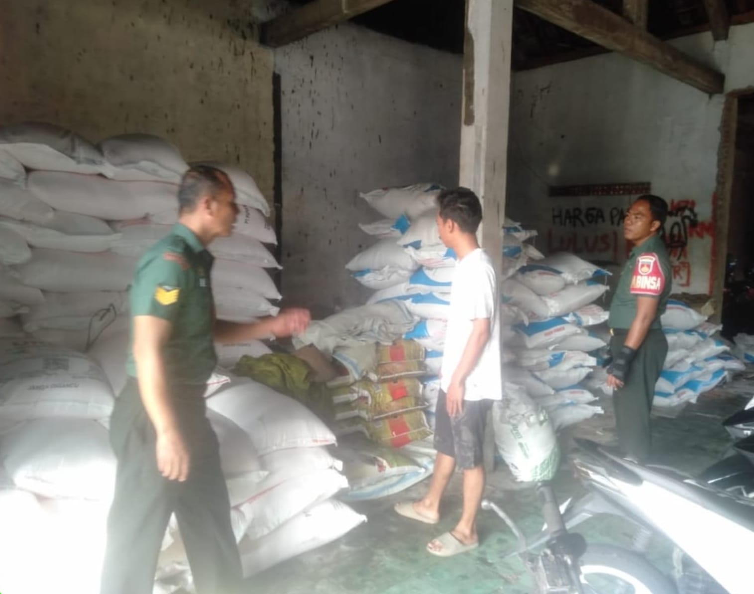 Cegah Spekulan, Babinsa Awasi Distribusi Pupuk Bersubsidi