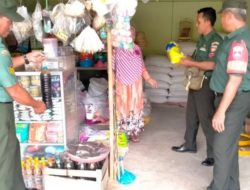 Babinsa Lakukan Pengecekan Harga Sembako di Pasar,  Bentuk Kepedulian TNI Terhadap Kondisi Perekonomian Warga