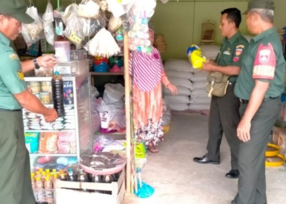 Babinsa Lakukan Pengecekan Harga Sembako di Pasar,  Bentuk Kepedulian TNI Terhadap Kondisi Perekonomian Warga