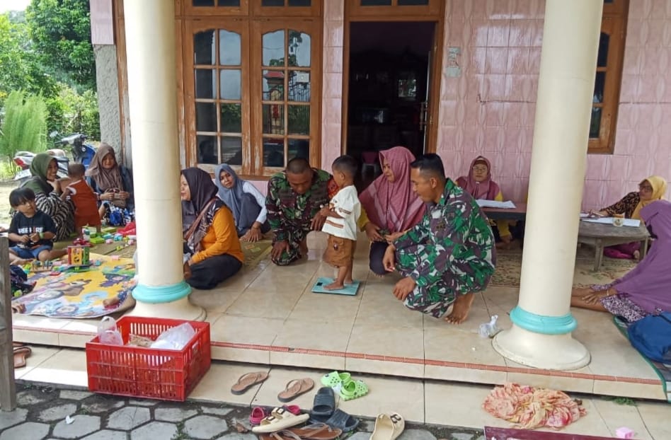 Babinsa Dampingi Kegiatan Posyandu Asoka, Imbau Orang Tua Rutin Antar Anak