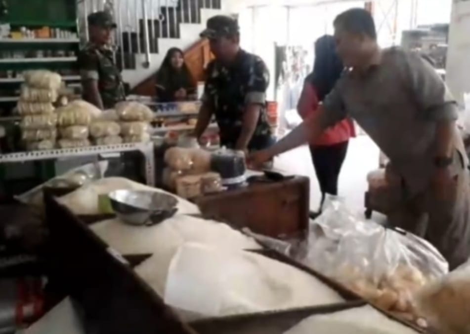 Babinsa Lakukan Pemantauan Harga dan Ketersediaan Sembako