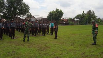 Babinsa Ajarkan Baris Berbaris kepada Siswa SMK untuk Menjaga Kekompakan