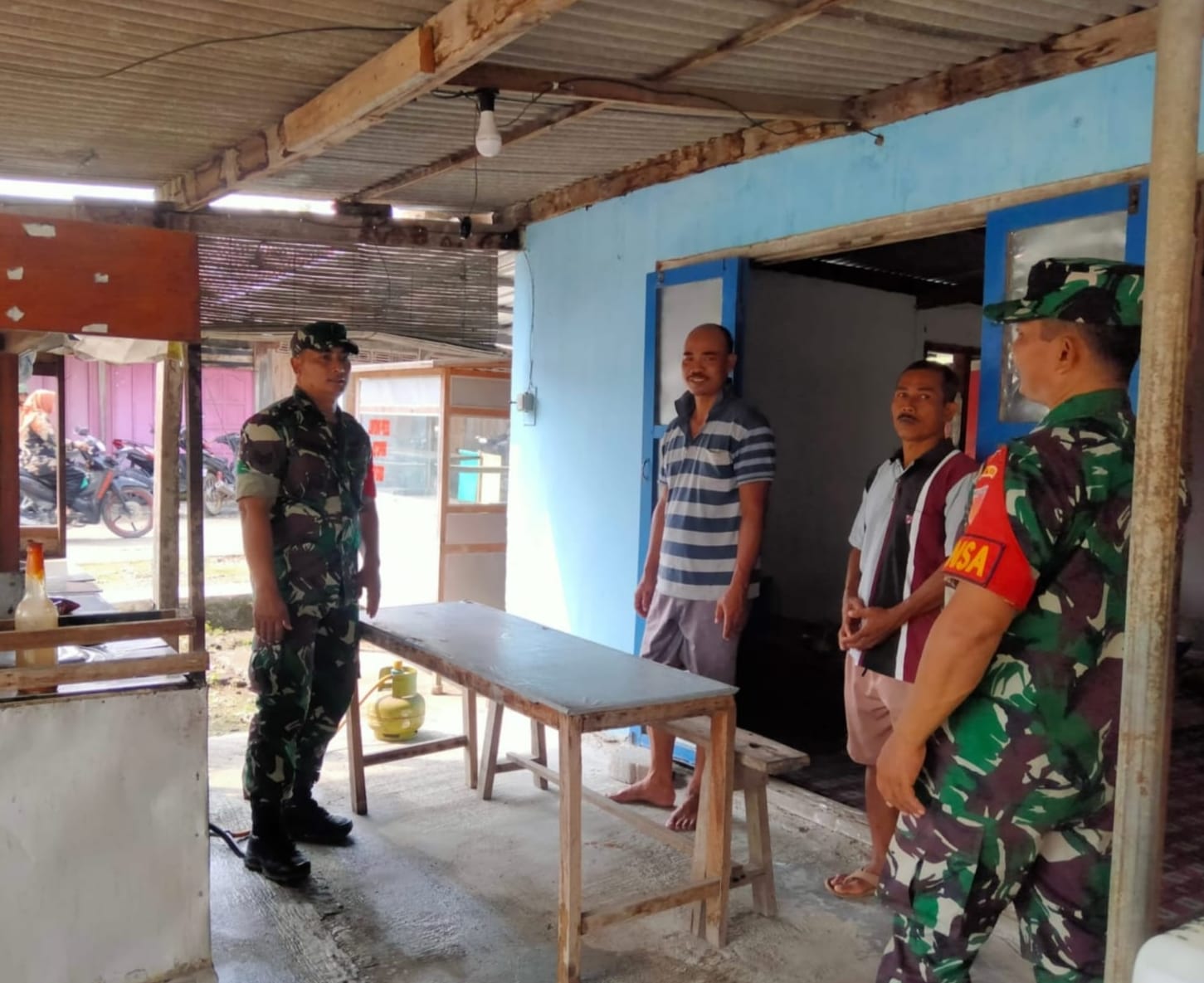 Babinsa Patroli Mengingatkan Pentingnya Keamanan