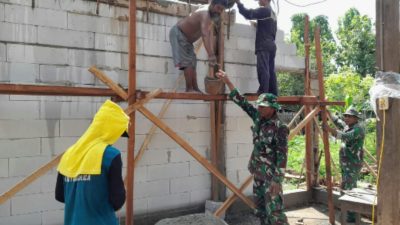 Dengan Sukarela, Babinsa Bantu Rehab Rumah Tidak Layak Huni