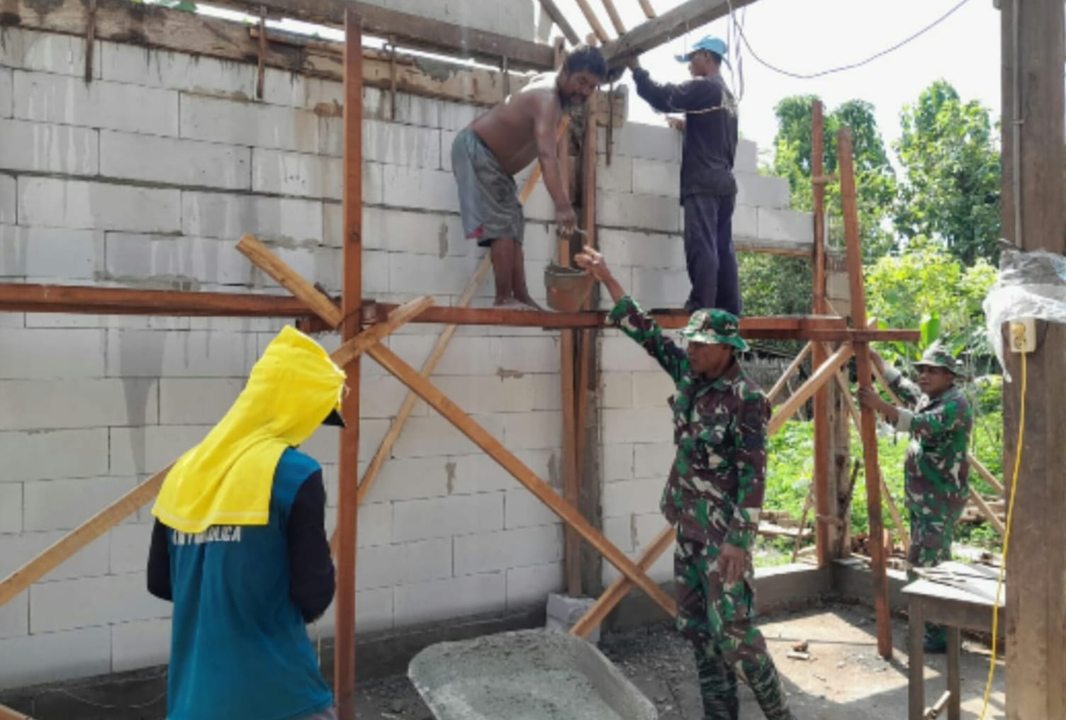 Dengan Sukarela, Babinsa Bantu Rehab Rumah Tidak Layak Huni