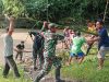 Babinsa Bersama Relawan Bahu Membahu Membersihkan Jembatan yang Tersumbat Rumpun Bambu