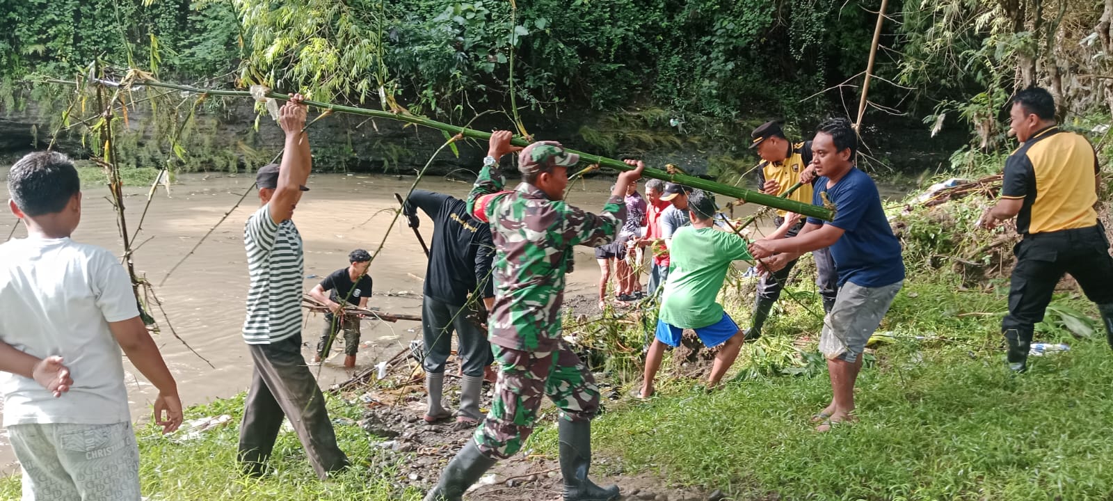 Babinsa Bersama Relawan Bahu Membahu Membersihkan Jembatan yang Tersumbat Rumpun Bambu