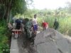Babinsa Berusaha Memberikan Manfaat Langsung dengan Membantu Membangun Talud Jalan