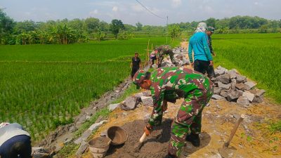 Babinsa Bangun Jalan Menuju Sawah, Mempermudah Akses Petani Menuju Sawah