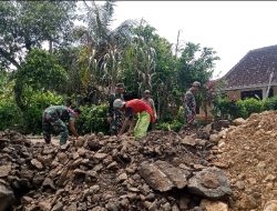 Babinsa Laksanakan Kegiatan Uruk Jalan Kampung Bersama Warga