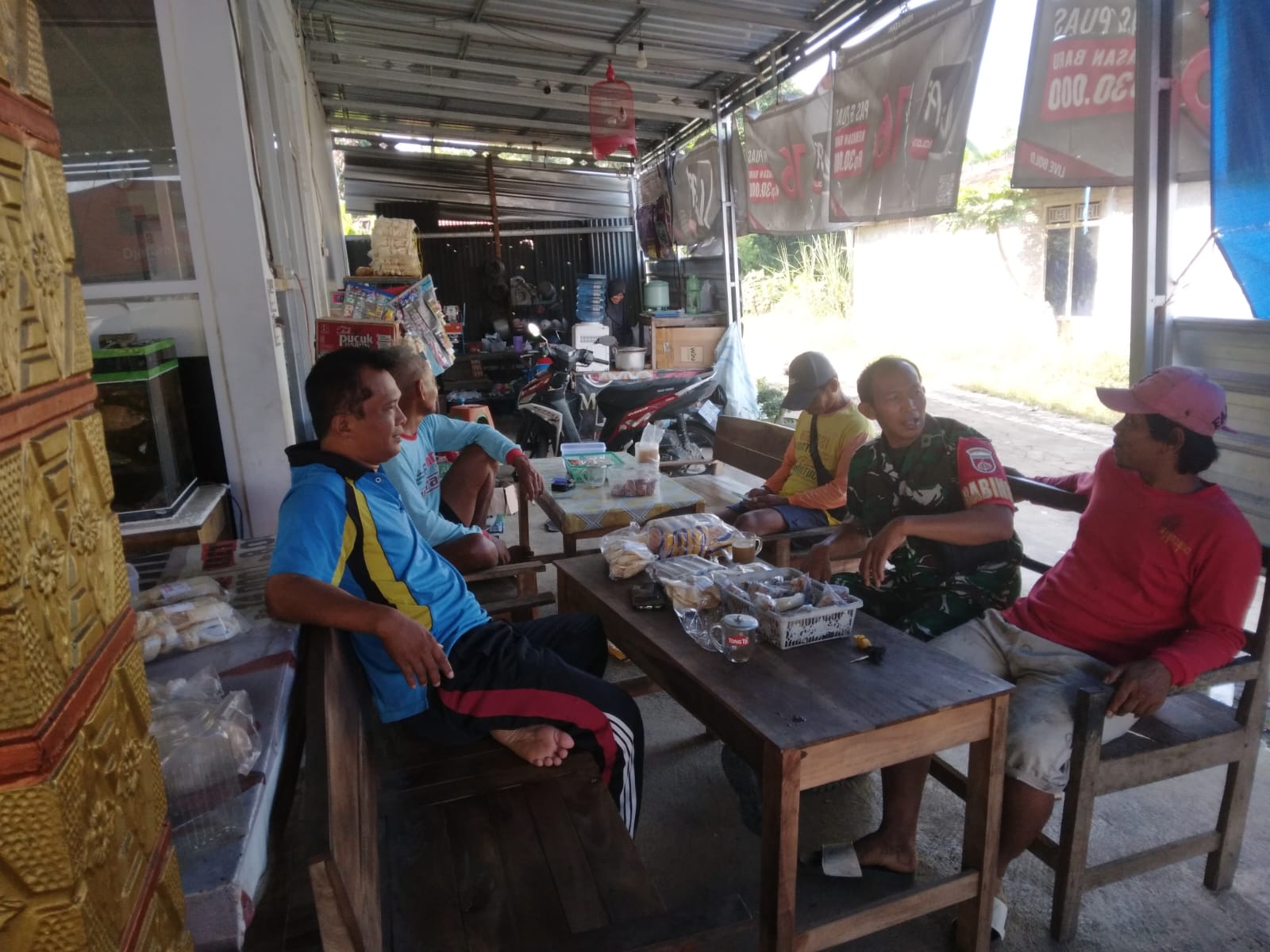 Sambil Sarapan, Babinsa Santai Bersama Warga Binaan