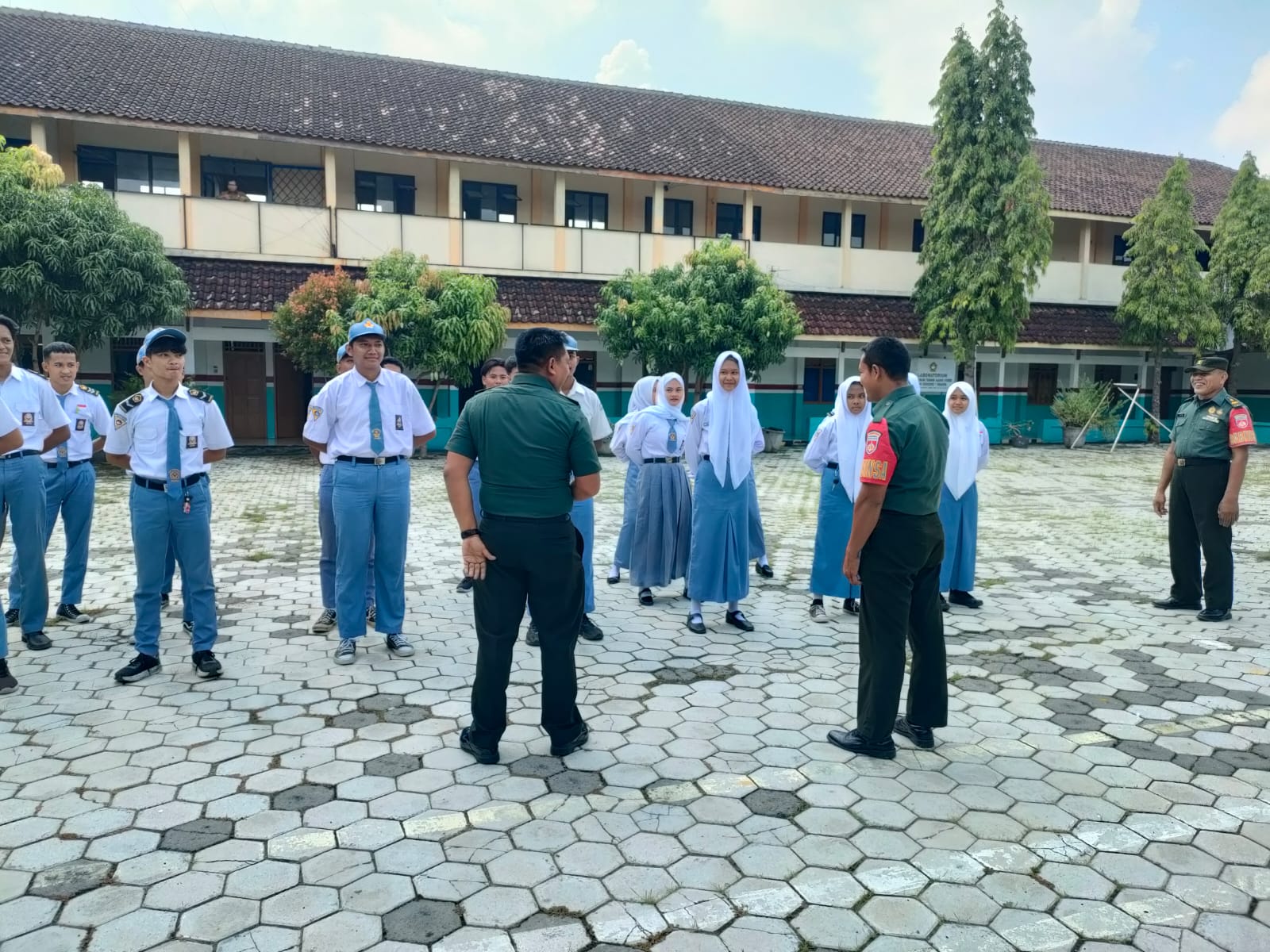 Babinsa Berikan Materi Wasbang Guna Membentuk Karakter Siswa SMK