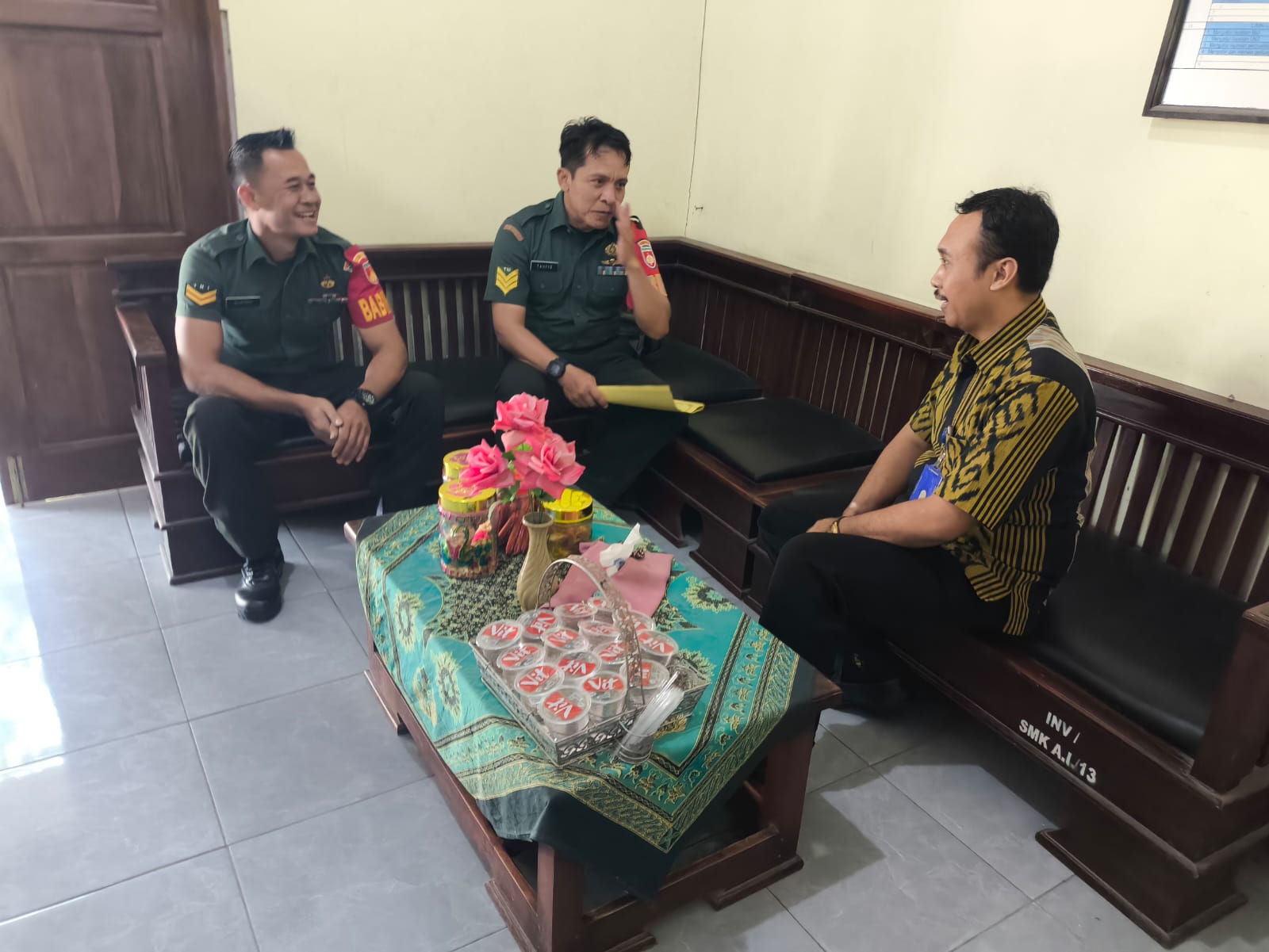 Babinsa Dampingi Korwil Lakukan Koordinasi ke Sekolah untuk Pendataan Siswa SD dan SMP