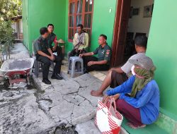 Babinsa Himbau Warga Potong Pohon Tinggi Agar Tidak Merobohi Rumah