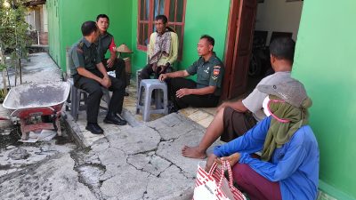Babinsa Himbau Warga Potong Pohon Tinggi Agar Tidak Merobohi Rumah