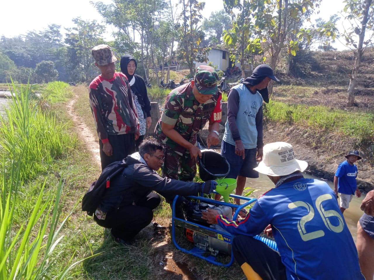 Babinsa Bantu Petani Mengairi Sawah dengan Mesin Diesel