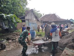 Babinsa Dampingi Pengecoran Jalan Utama Desa dari Dana Bantuan Provinsi