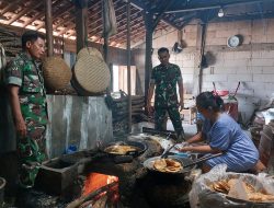 Babinsa Dampingi Pembuatan Tempe, Wujud Dukungan Nyata bagi Pelaku UMKM