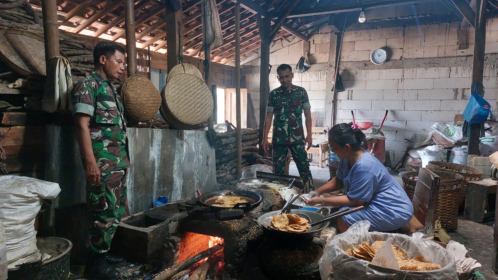 Babinsa Dampingi Pembuatan Tempe, Wujud Dukungan Nyata bagi Pelaku UMKM