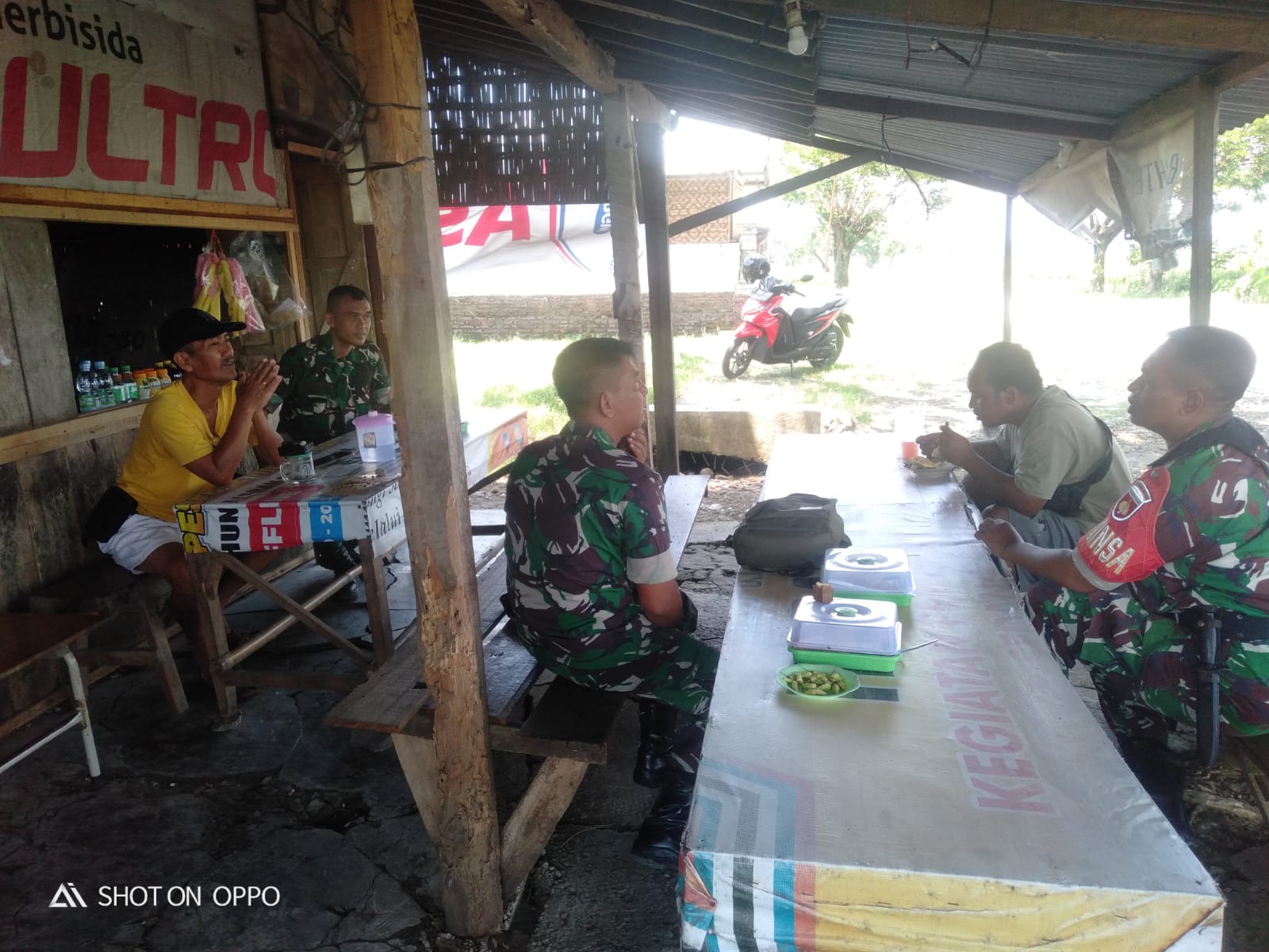 Babinsa Imbau Warga Jaga Kebersihan Saluran Air di Tengah Curah Hujan Tinggi