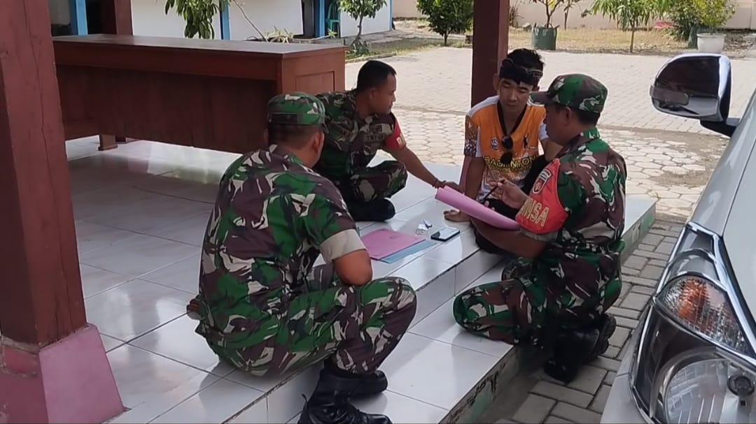 Bersama Perangkat Desa, Babinsa Kumpulkan Data Kelompok Tani Sesuai KTP