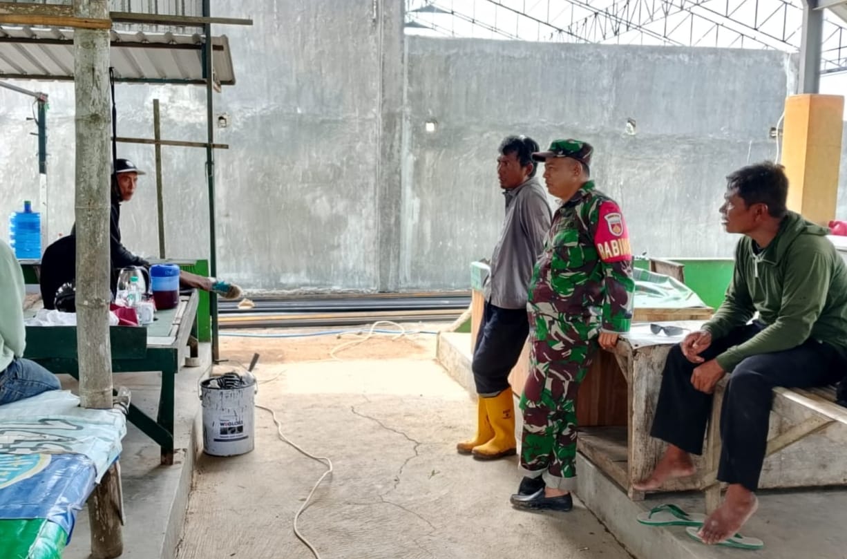 Babinsa Berbagi Informasi dengan Warga, Perkuat Sinergi dan Kebersamaan