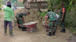 Babinsa Aktif Guyub Rukun Bantu Pengurukan Jalan Bersama Warga