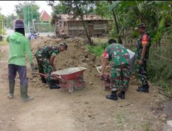 Babinsa Aktif Guyub Rukun Bantu Pengurukan Jalan Bersama Warga