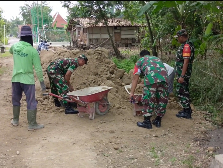 Babinsa Aktif Guyub Rukun Bantu Pengurukan Jalan Bersama Warga