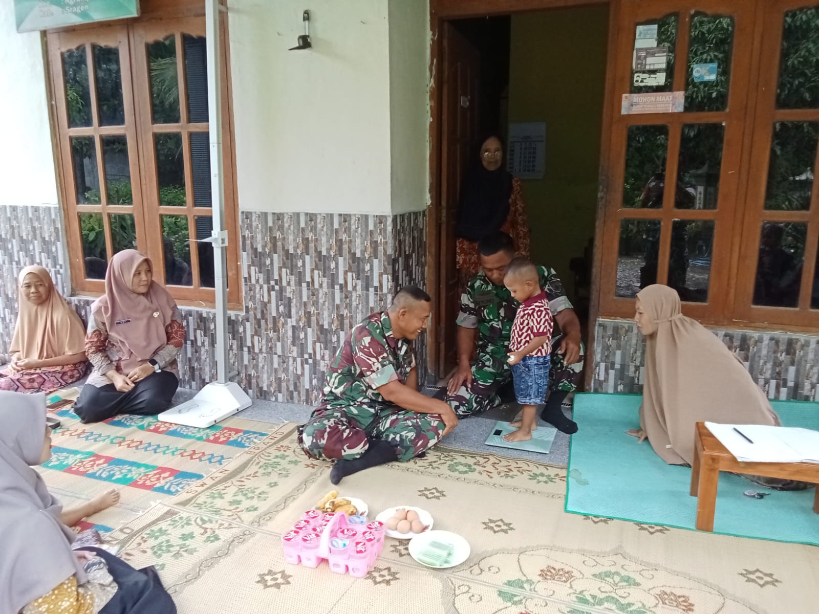 Babinsa Bantu Timbangan di Posyandu, Wujud Kepedulian Terhadap Kesehatan Balita