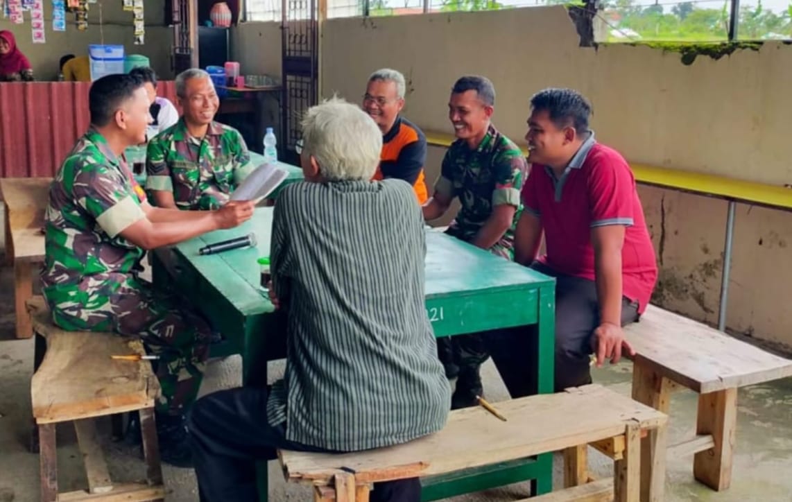 Babinsa Cek Kelengkapan Data Warga Melalui Ketua RT