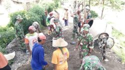 Babinsa Bantu Masyarakat Gotong Royong Pengecoran Jalan, Tegaskan Pesan Keselamatan Kerja Babinsa Bantu Masyarakat Gotong Royong Pengecoran Jalan, Tegaskan Pesan Keselamatan Kerja