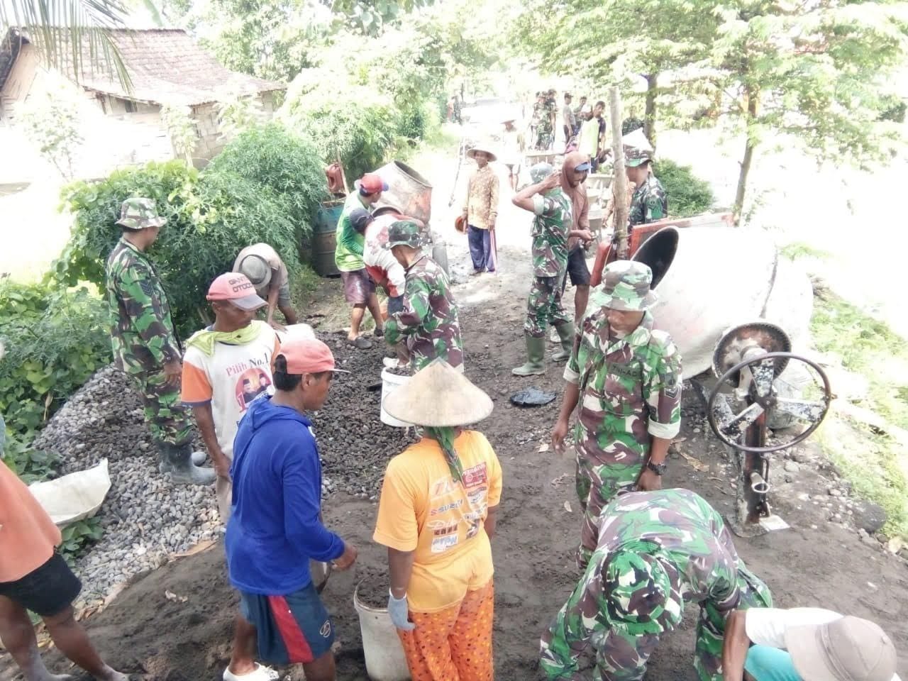 Babinsa Bantu Masyarakat Gotong Royong Pengecoran Jalan, Tegaskan Pesan Keselamatan Kerja