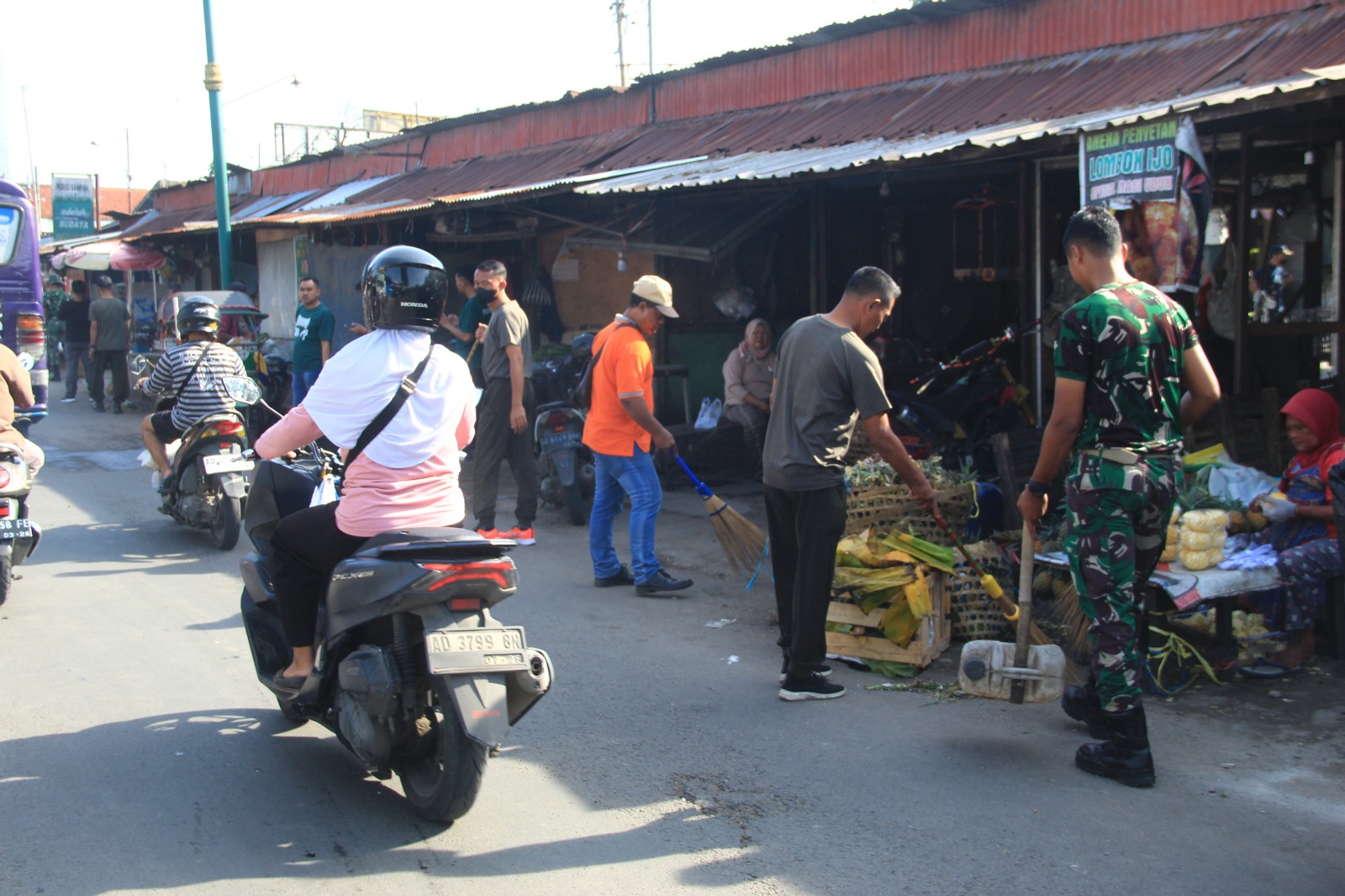 Kodim Sragen bersihkan pasar wujudkan Indonesia Asri