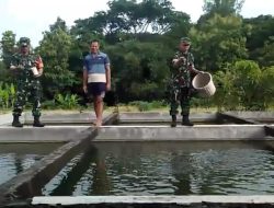 Babinsa Tinjau Kondisi Peternak Ikan, Imbau Jaga Kualitas Produksi