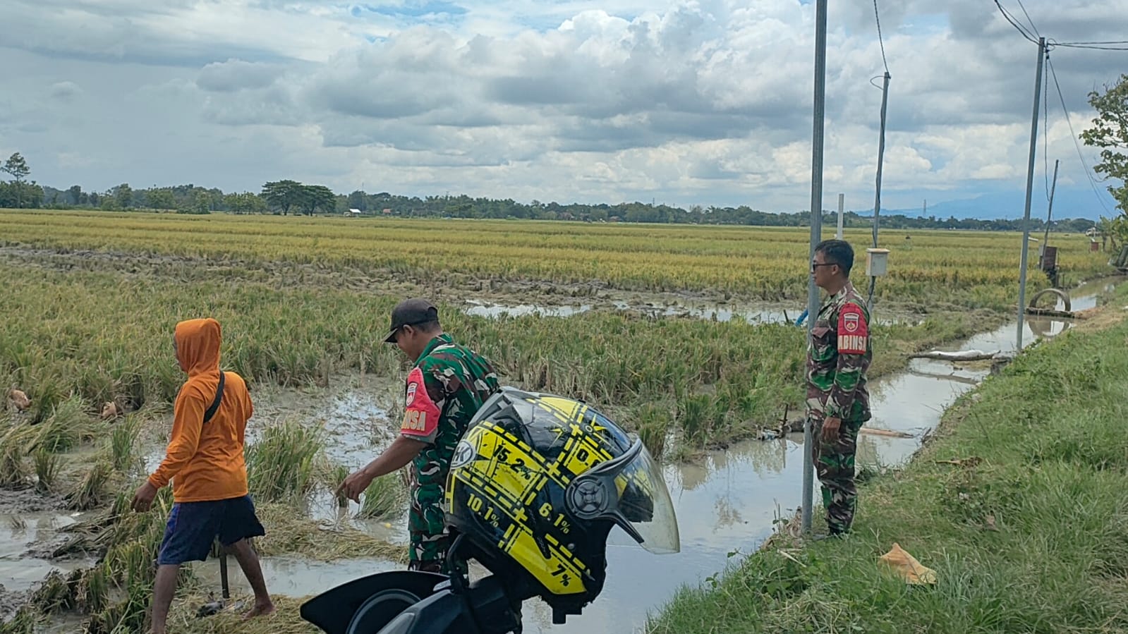 Babinsa Laksanakan Komsos dengan Peternak Bebek Petelur, Dorong Peningkatan Produksi dan Kesejahteraan