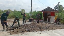 Babinsa Bantu Kerja Bakti Pengelupasan Aspal, Persiapan Pengecoran Jalan