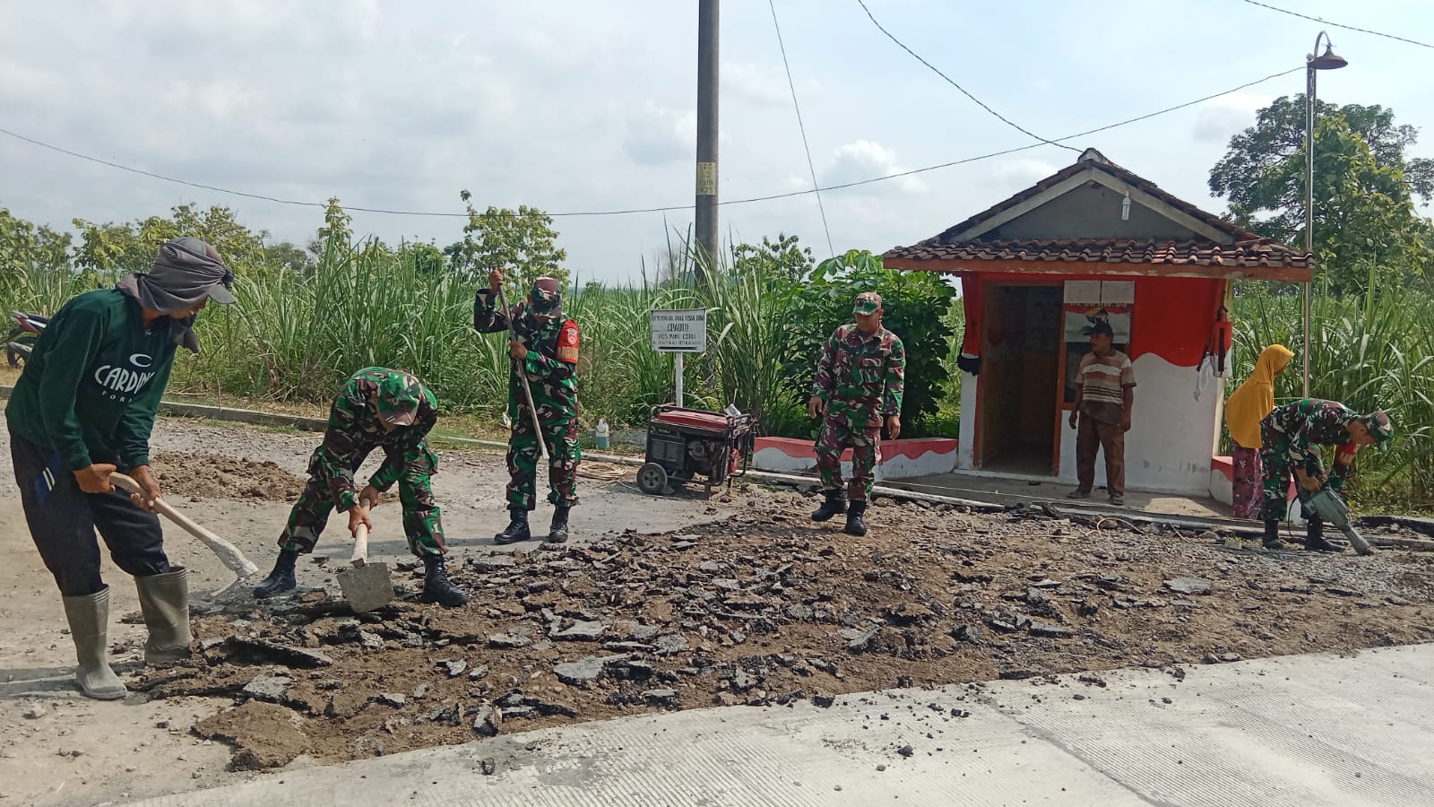 Babinsa Bantu Kerja Bakti Pengelupasan Aspal, Persiapan Pengecoran Jalan