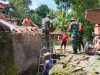 Babinsa Gotong Royong Perbaiki Masjid Bersama Warga