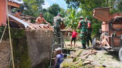 Babinsa Gotong Royong Perbaiki Masjid Bersama Warga
