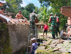 Babinsa Gotong Royong Perbaiki Masjid Bersama Warga