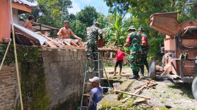 Babinsa Gotong Royong Perbaiki Masjid Bersama Warga