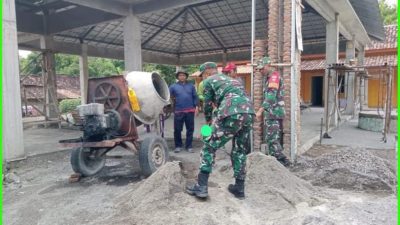 Babinsa Bantu Rehab Rumah Warga, Sekaligus Sampaikan Pesan K3 Babinsa Bantu Rehab Rumah Warga, Sekaligus Sampaikan Pesan K3