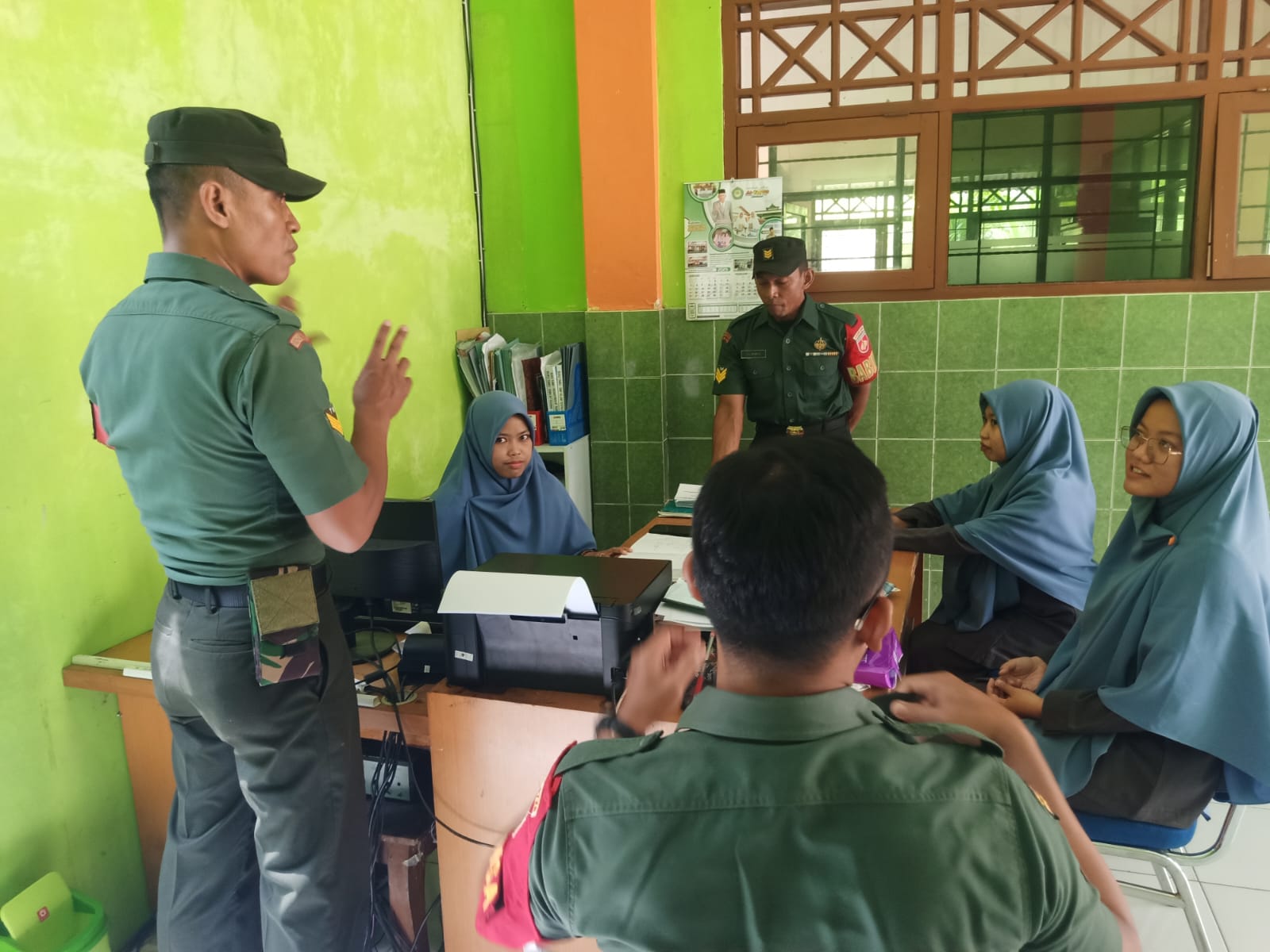 Kunjungan Ke Sekolah, Babinsa Lakukan Pendataan Perubahan Jumlah Siswa