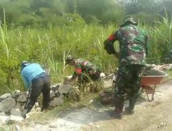 Babinsa Laksanakan Karya Bakti Pembangunan Talud di Pinggiran Jalan Kampung